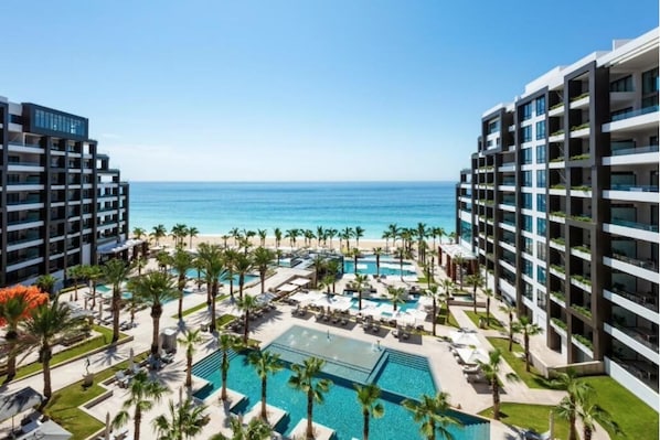 Een buitenzwembad, een verwarmd zwembad