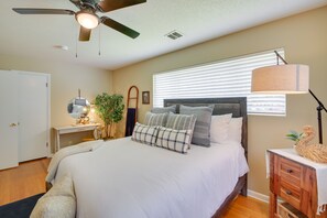 3 bedrooms, desk, iron/ironing board, travel cot - Lake Hamilton Home: 5 Mi to Hot Springs! (Hot Springs)