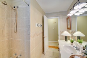 Hair dryer, towels - Lake Hamilton Home: 5 Mi to Hot Springs! (Hot Springs)
