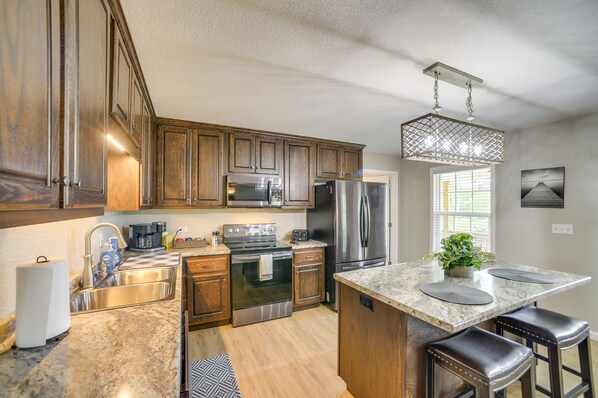 Fridge, microwave, stovetop, dishwasher