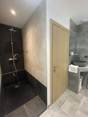 Douche, séchoir à cheveux, serviettes fournies