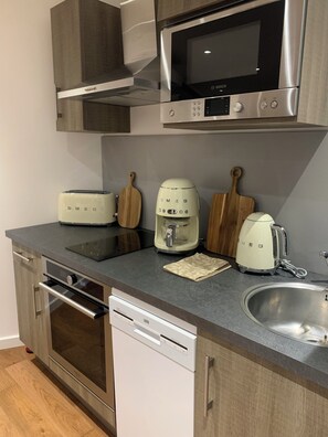 Kjøleskap, mikrobølgeovn, ovn og kokeplater