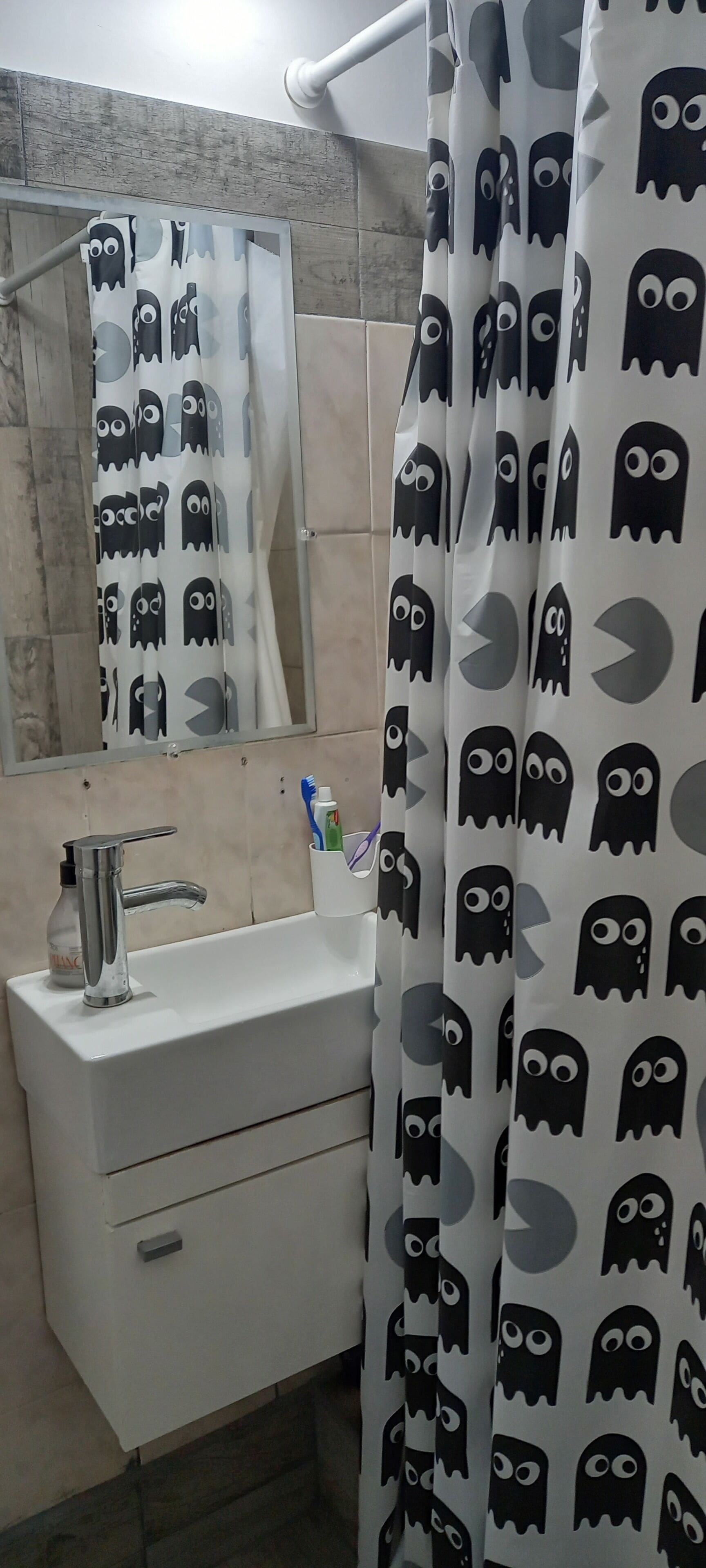 Shower, bidet, towels, toilet paper