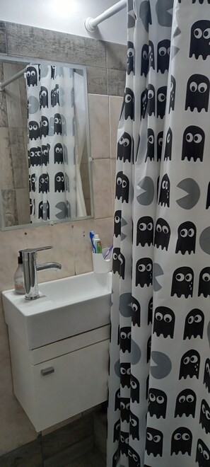 Shower, bidet, towels, toilet paper - Dpto Económico Para Tres en Villa Ballester (Villa Ballester)