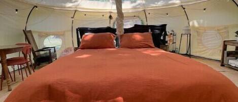 1 間睡房、可攜式嬰兒床、床單