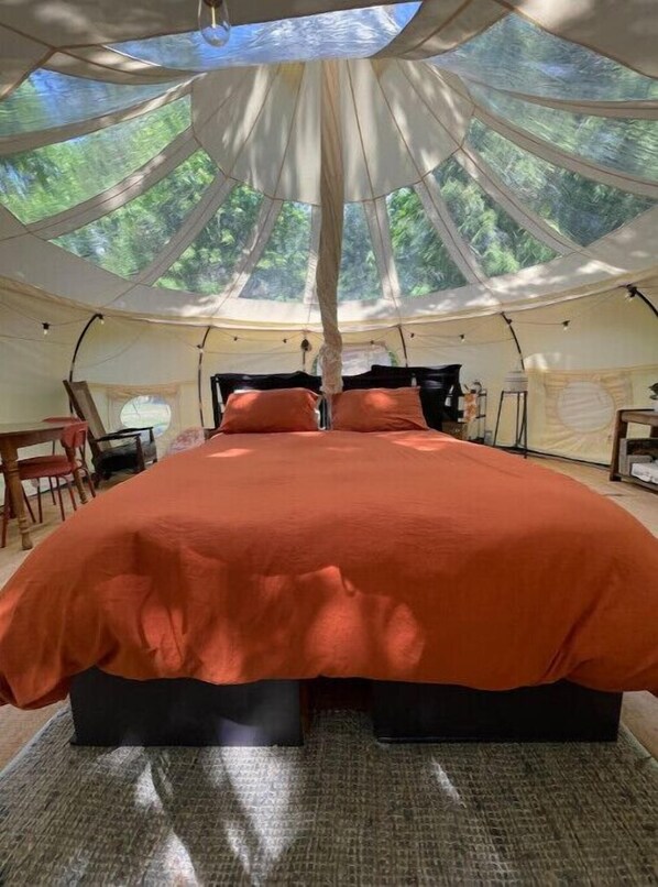 1 bedroom, travel crib, bed sheets
