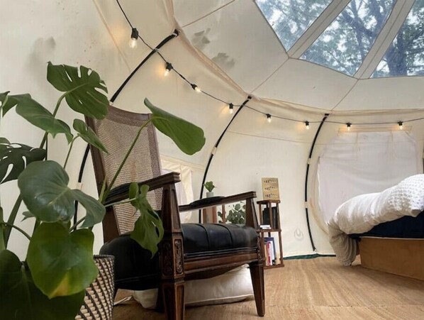 1 bedroom, travel crib, bed sheets