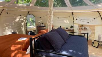 1 habitación, cuna de viaje y ropa de cama