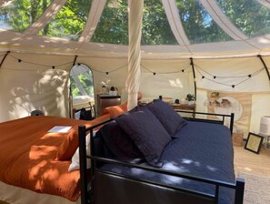 1 dormitorio, cuna de viaje, ropa de cama