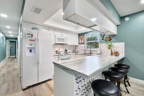 冷蔵庫、電子レンジ、オーブン、コンロ