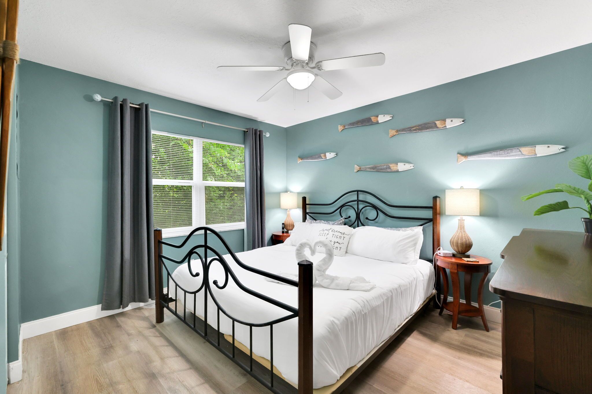 2 habitaciones, tabla de planchar con plancha y cuna de viaje 