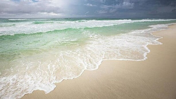 A beach with waves approaching the shore under a cloudy sky. - #1 Cozy 2 Bdrm with Boat Parking -- Convenient Location (Homosassa)