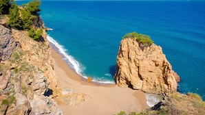 A coastal landscape with a rocky cliff, a sandy beach, and a clear blue sea. - VERDI: House with spectacular sea views and private pool in Pals (Pals)