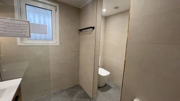 Bathtub, towels