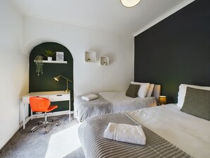 2 makuuhuonetta, työpöytä, silitysrauta/-lauta, vauvan matkasänky