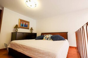 1 habitación, cortinas blackout y tabla de planchar con plancha 