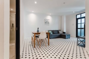 Deluxe Studio | Living area