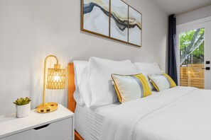 2 bedrooms, desk, iron/ironing board, free WiFi - Green Lake 2B2B, A/C, close to UW & Lightrail (Seattle)