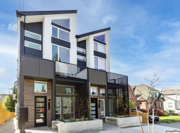 Exterior - Green Lake 2B2B, A/C, close to UW & Lightrail (Seattle)