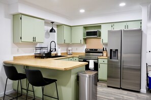 Frigorífic, microones, forn i placa de cuina 