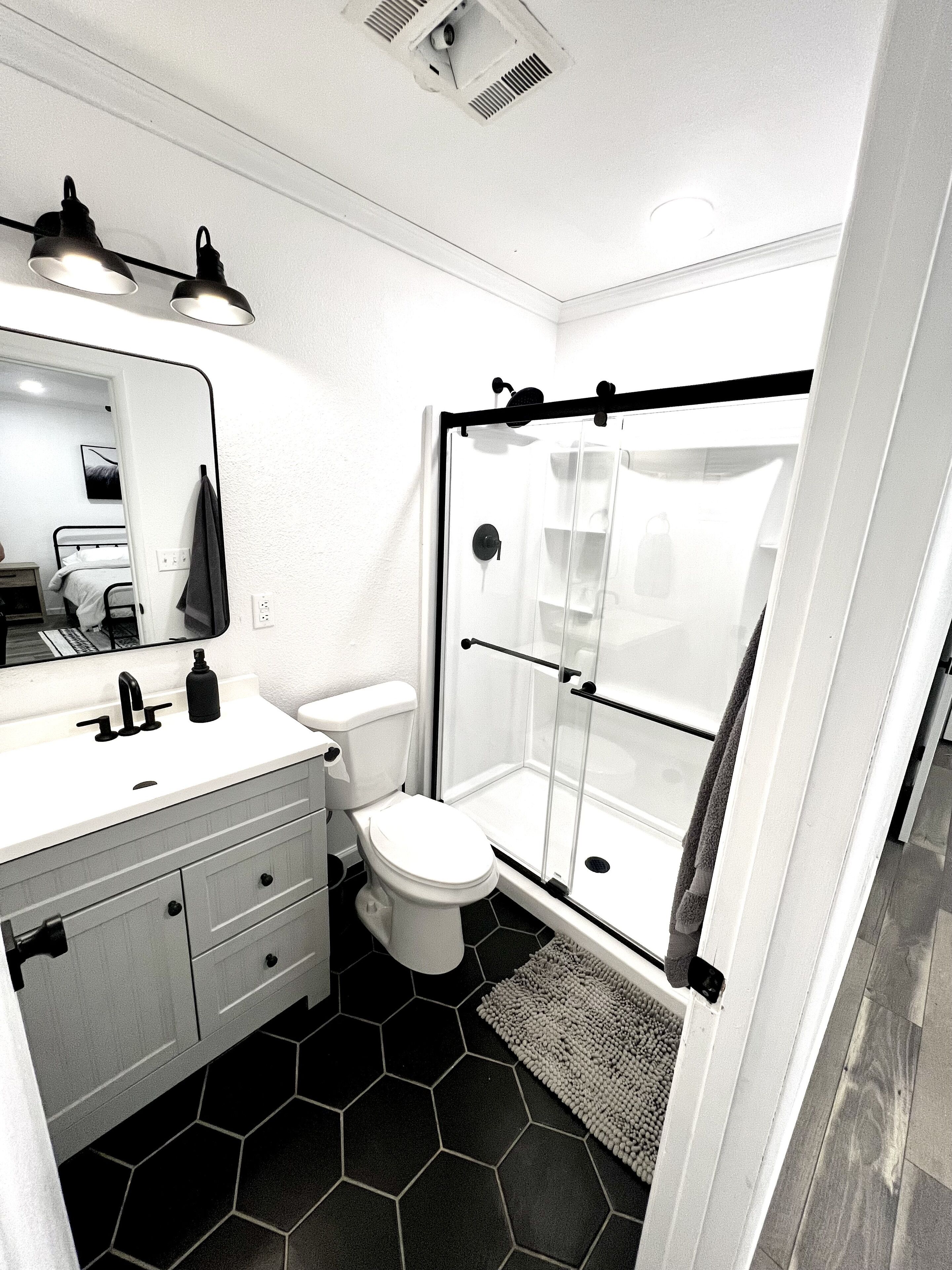 Douche, serviettes fournies, savon, papier toilette