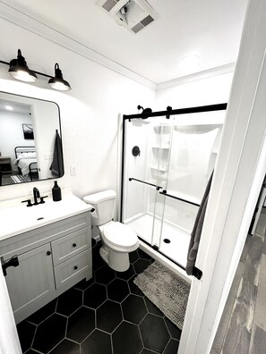 Shower, towels, soap, toilet paper - Modern Lakeside Family Fun Cabin (Pinetop-Lakeside)