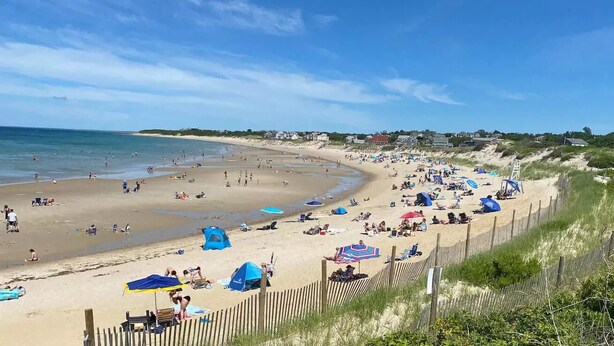 A beach with people, tents, and umbrellas. - Ocean Edge Cape Cod 2 Bed 2 Bath, Golf & Free Resort Access - Brewster, MA (Brewster)