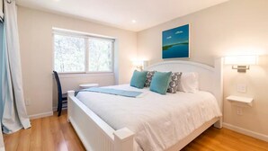 A bedroom with a large bed, a window, and a painting on the wall. - Ocean Edge Cape Cod 2 Bed 2 Bath, Golf & Free Resort Access - Brewster, MA (Brewster)