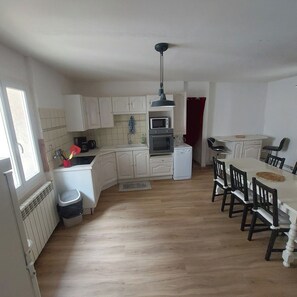 Fridge, microwave, oven, stovetop - Maison de Village (Puimisson)
