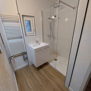 Shower, hair dryer, towels - Maison de Village (Puimisson)