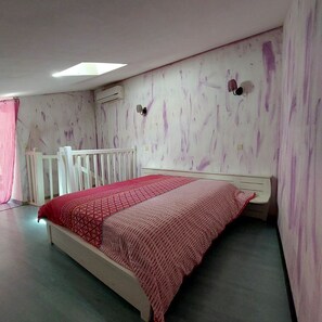 4 bedrooms, desk, iron/ironing board, free WiFi