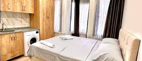 Deluxe Apartment | In-room safe, blackout drapes, soundproofing, iron/ironing board