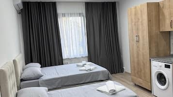 Tremannsrom – deluxe | Safe på rommet, blendingsgardiner, lydisolert og strykejern/-brett