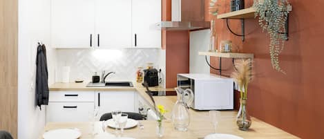 Réfrigérateur, micro-ondes, four, plaque de cuisson