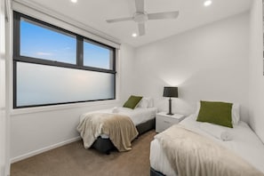 3 bedrooms, desk, iron/ironing board, WiFi - StayCentral - Brunswick Central Townhouse (Brunswick)
