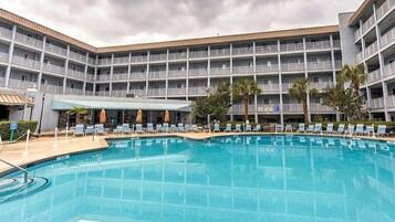 Inomhuspool och utomhuspool