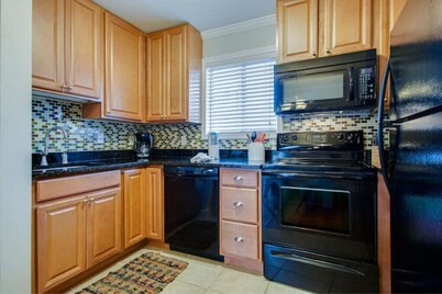 2-bedroom condo walking distance to Singleton Beach