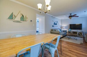 Dining - 2-bedroom condo walking distance to Singleton Beach (Hilton Head Island)