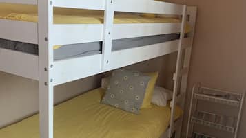 2 slaapkamers, een bureau, een strijkplank/strijkijzer, wifi