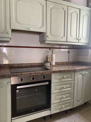 Jääkaappi, uuni, liesi, astianpesukone