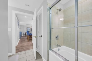 Dusche, Whirlpool, Handtücher, Toilettenpapier