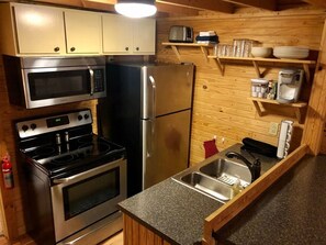 Een koelkast, een microgolfoven, een oven, een kookplaat