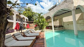 Una piscina al aire libre