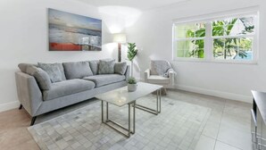 Living area - Sunny Fort Lauderdale Retreat (Fort Lauderdale)