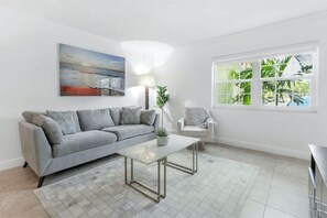 Living area - Sunny Fort Lauderdale Retreat (Fort Lauderdale)