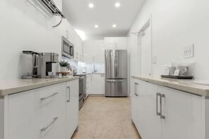 Private kitchen - Sunny Fort Lauderdale Retreat (Fort Lauderdale)