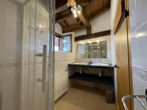 Douche, serviettes fournies
