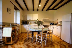 ثلاجة، ميكروويف، غسالة أطباق