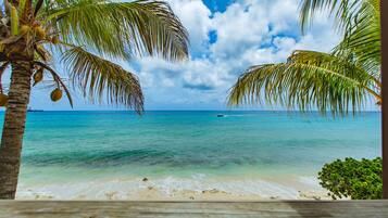 Rannalla, aurinkotuoleja, rantapyyhkeitä