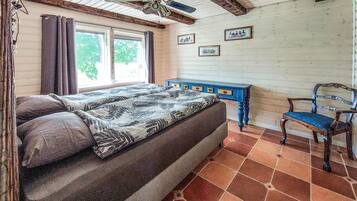 1 bedroom, travel cot, free WiFi, bed sheets